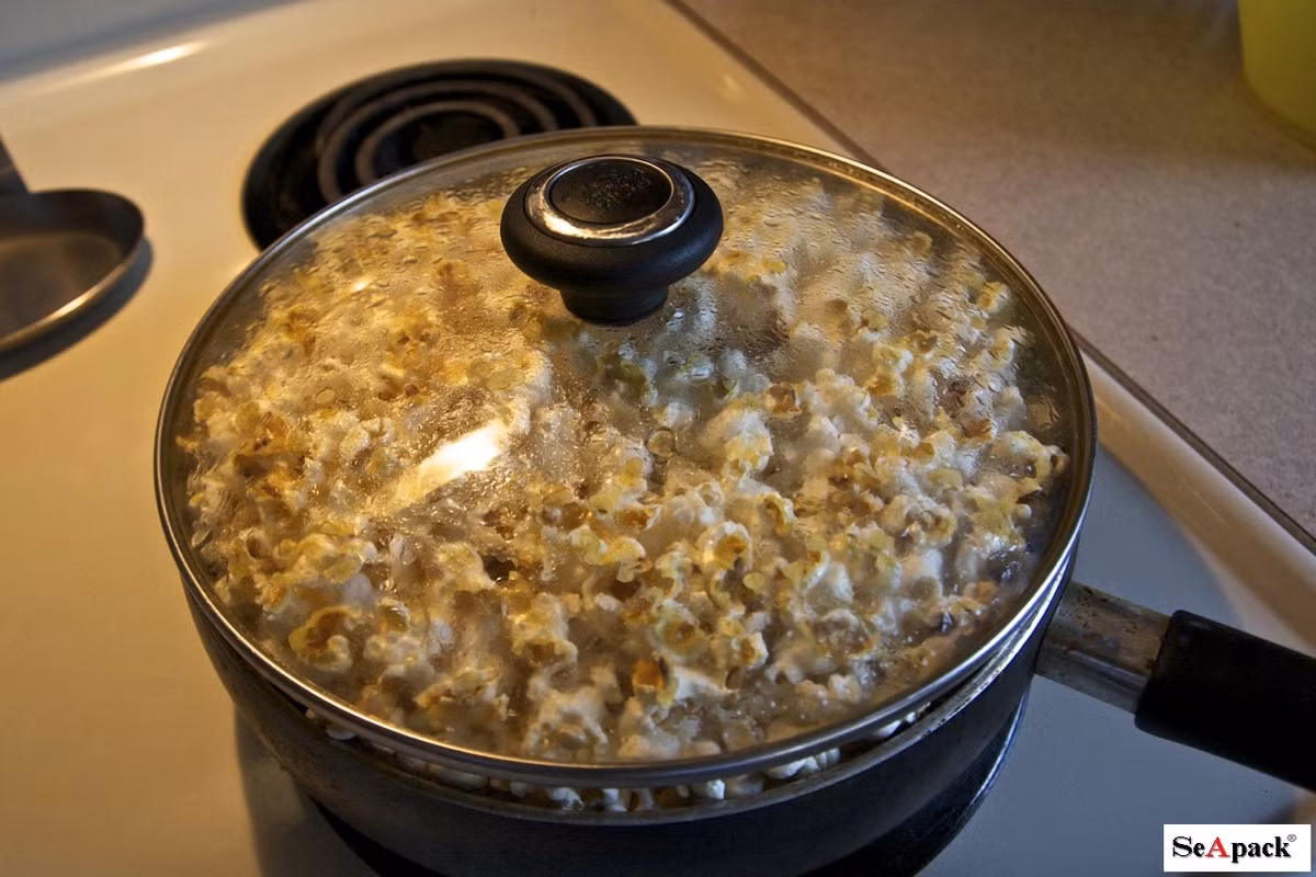 Tiếp tục để nồi lên bếp, cho số bơ còn lại vào nồi đun cùng với ớt bột, sa tế, đường và một ít muối đến khi bơ chảy hết và có màu nâu đỏ đẹp mắt. Ảnh: Webtretho.com.