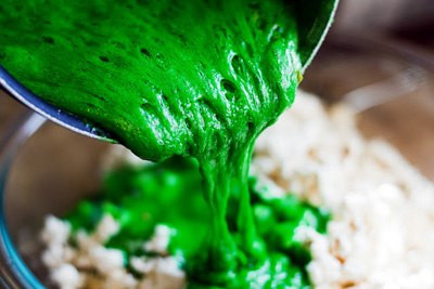 Cầm quai nồi lắc mạnh nồi trên bếp để hạt bắp được nóng đều và thấm đều bơ. Tiếp tục lắc mạnh nồi đến khi bắp nổ hết thì tắt bếp. Đổ bắp ra một chiếc hộp có nắp. Ảnh: Habaco.vn.