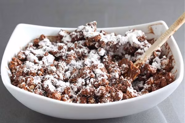 Cho hết số bơ còn lại và chocolate đã cắt miếng nhỏ vào bát, đặt vào lò vi sóng quay trong vòng 1 phút để bơ và chocolate tan chảy. Ngoài ra, các bạn có thể cho bát đựng bơ và chocolate vào nồi, rồi cho nước vào nồi sao cho mức nước bằng ½ bát, sau đó hấp cách thuỷ. Ảnh: Naungon.xyz.