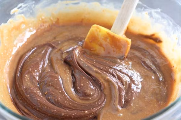 Cho ngô vào bát đã có bơ ở trên rồi quay lò vi sóng, để nhiệt độ ở mức cao nhất. Quay khoảng 3 phút thì cho ra xóc đều, rồi quay tiếp thêm 2 phút nữa là được, cho bắp rang bơ ra khay để nguội. Ảnh: Naungon.xyz.