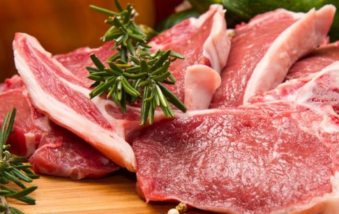 2. Dê tái chanh. Nguyên liệu: Thịt dê, đường, hạt nêm, mì chính, chanh, ngổ, chuối xanh, vừng, mùi tàu, tía tô. Thịt dê để nguyên miếng làm sạch, cho ướp với nước gừng, tương sau đó cho lên lồng hấp chín tái. Ảnh: thaymanhinhhtcone.com.