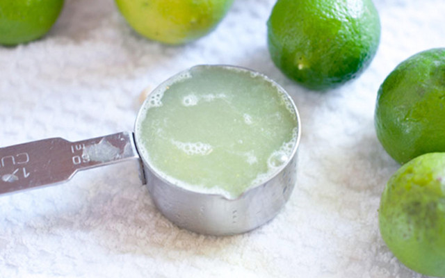 Trong lúc chờ dê chín, rửa sạch ngổ, tía tô, chuối xanh thái mỏng ngâm qua giấm cho đỡ nhựa với khỏi thâm. Rồi bày lên đĩa để ăn ghém với dê. Dê chín tới, để ra đĩa cho nguội bớt rồi thái miếng mỏng. Ảnh: Cooky.vn.