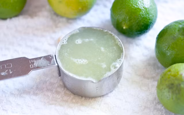 Trong lúc chờ dê chín, rửa sạch ngổ, tía tô, chuối xanh thái mỏng ngâm qua giấm cho đỡ nhựa với khỏi thâm. Rồi bày lên đĩa để ăn ghém với dê. Dê chín tới, để ra đĩa cho nguội bớt rồi thái miếng mỏng. Ảnh: Cooky.vn.