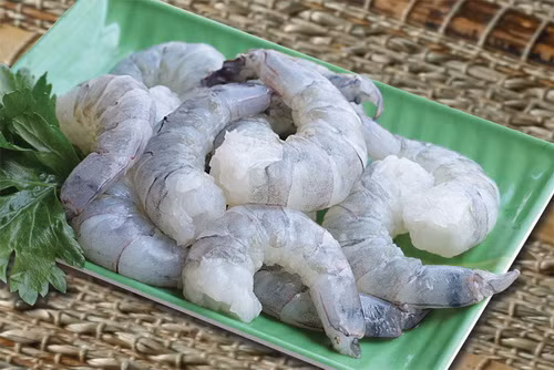 3. Tôm tái chanh. Nguyên liệu: Tôm, chanh, mù tạt xanh, rau thơm, ớt, ngò gai, ngò tí, húng hủi, lá chanh, muối ớt xanh. Tôm sống: bỏ đầu, lột vỏ, chẻ sống lưng, rửa qua nước cốt chanh (không ngâm). Để ráo. Tôm đã được "chín" bởi nước cốt chanh. Ảnh: abgoldenseafood.com.