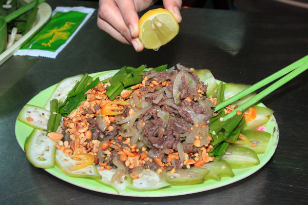 Sau đó thái mỏng vừa ăn. Cho gia vị vào để có vị chua, cay, mặn, ngọt. Bóc tỏi, đập nhỏ. Rửa sạch rau sống sau đó trộn lên là xong. Ảnh: chimthu.com.