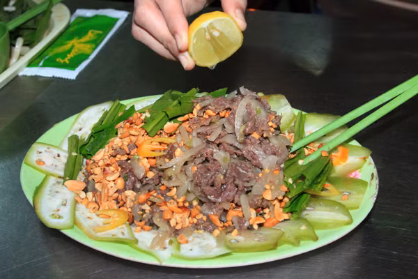 Sau đó thái mỏng vừa ăn. Cho gia vị vào để có vị chua, cay, mặn, ngọt. Bóc tỏi, đập nhỏ. Rửa sạch rau sống sau đó trộn lên là xong. Ảnh: chimthu.com.