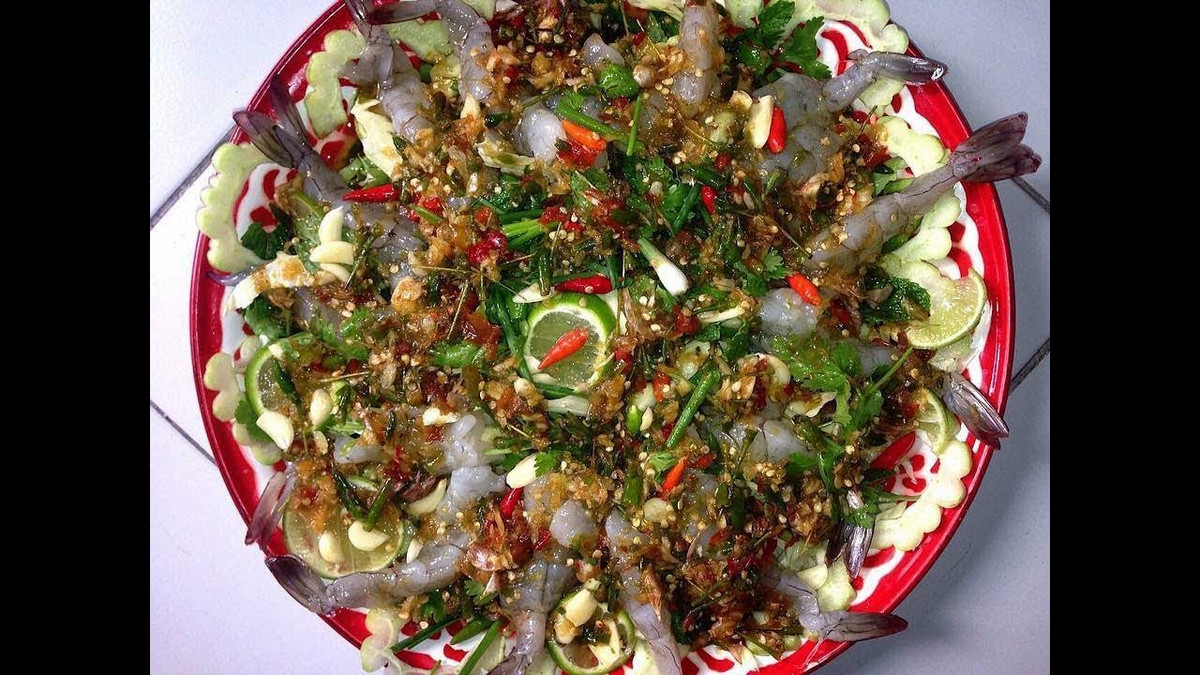 Hỗn hợp rau và ngò cắt nhuyễn hoặc cho vào máy xay nhỏ. Nước cốt chanh, đường, muối ớt xanh, mù tạt. Nêm vừa ăn. Cho tất cả vào tôm. Thưởng thức. Ảnh: youtube.com.