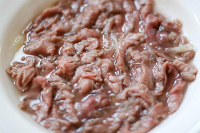 1. Thịt bò tái chanh. Nguyên liệu: Đường, muối bột canh, mì chính, chanh, rau thơm, rau bạc hà, ớt, tỏi, thịt bò. Thịt bò còn sống, vắt chanh vào ướp 30p-1h. Đợi sẽ lâu nên mình cho cả miếng vào luộc chín tái.