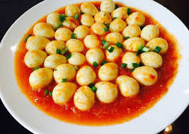 Cho dầu ăn vào phi tỏi thơm, sốt cà chua lên với nước mắm, muối, mình chính và đường. Cà chua tan rồi thì cho trứng vào sốt thêm tí nước và đun đến khi nước sệt lại cho rau vào là tắt bếp. Ảnh: cookpad.com.