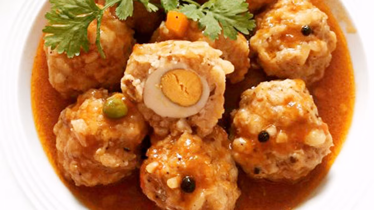 Thêm nước mắm, tương cà, đường vào khuấy đều cho đến khi nước có độ sệt lại, nếm thấy vừa ăn thì cho thịt vào. Rưới nước sauce lên cho vị thịt đậm đà rồi tắt bếp. Ảnh: BepGiaDinh.com.