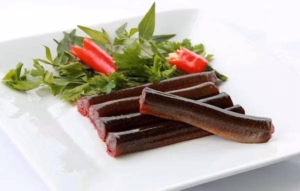 2. Lươn xào nghệ. Nguyên liệu: Lươn sống, sả, nghệ tươi, ớt, lá lốt, hành khô, gia vị. Lươn làm sạch. Ướp lươn. Lươn thái khúc đem ướp gia vị với sả, nghệ, nước mắm, bột ngọt, hạt tiêu và ớt. Trộn đều hỗn hợp và ướp trong vòng 15 – 20 phút. Ảnh: healthplus.vn.