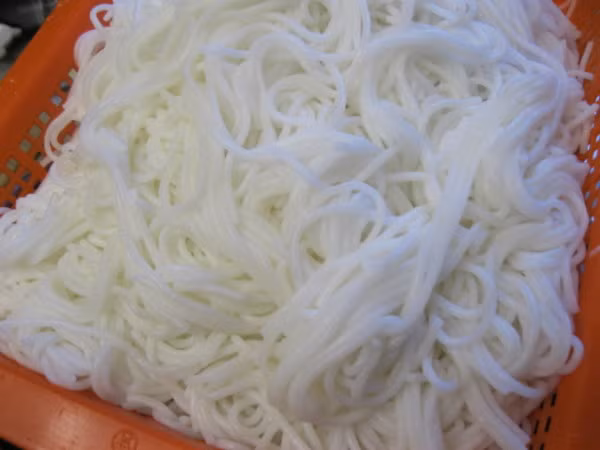 Rau răm rửa sạch, băm nhỏ. Hành tây bóc vỏ cắt miếng dày 0.5cm. Hẹ rửa sạch cắt khúc 5cm. Ớt trái cắt khoanh. Nghệ rửa sạch, gọt sạch vỏ và giã nát. Bún tươi dùng kéo cắt ngắn lại tầm 5 cm để khi trộn bún dễ dàng hơn. Ảnh: aMeovat.com.