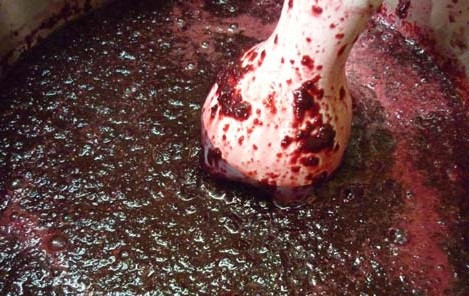 Đánh whip bông và cho hỗn hợp sữa đã nguội vào trộn đều. Cho tiếp dâu cắt nhỏ vào trộn cho quyện đều và đổ khuôn. Để ngăn đá tủ lạnh 4-8 giờ, kem đông lạnh là có thể thưởng thức. Ảnh: emvaobep.vn.