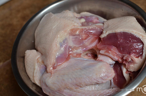 2. Vịt bỏ lò. Nguyên liệu: Vịt, hành khô, tỏi, rượu trắng, xì dầu, dầu ăn, bột đao, muối, tiêu, đường, mạch nha. Vịt làm sạch lông, rồi xát muối khắp da vịt để khử mùi hôi. Rửa sạch lại vịt rồi thấm khô bằng khăn sạch. Ảnh: eva.vn.