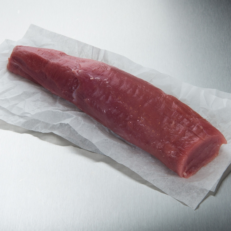 3. Thịt lợn bỏ lò. Nguyên liệu: Bơ, thịt lợn mông, rượu, muối, tiêu, cải xoong, cà chua, xà lách. Rửa sạch thịt lợn, lấy chày đập đều lên miếng thịt cho thịt mềm ra. Ướp thịt cùng muối, tiêu vừa đủ. Ảnh: PorkPork.vn.