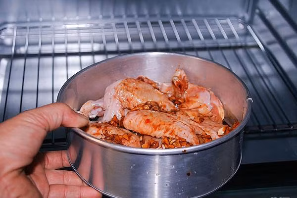 Sau 40 phút các bạn cho vịt lên khay, đặt vào lò nướng 20 phút. Hòa giấm, nước với mật ong rồi quấy đều, sau đó quét hỗn hợp này lên khắp da vịt rồi đặt vào lò nướng tiếp. Nướng khoảng 20 phút sau lại bỏ vịt ra xoa thêm chút hỗn hợp mật ong. Ảnh: emvaobep.com.