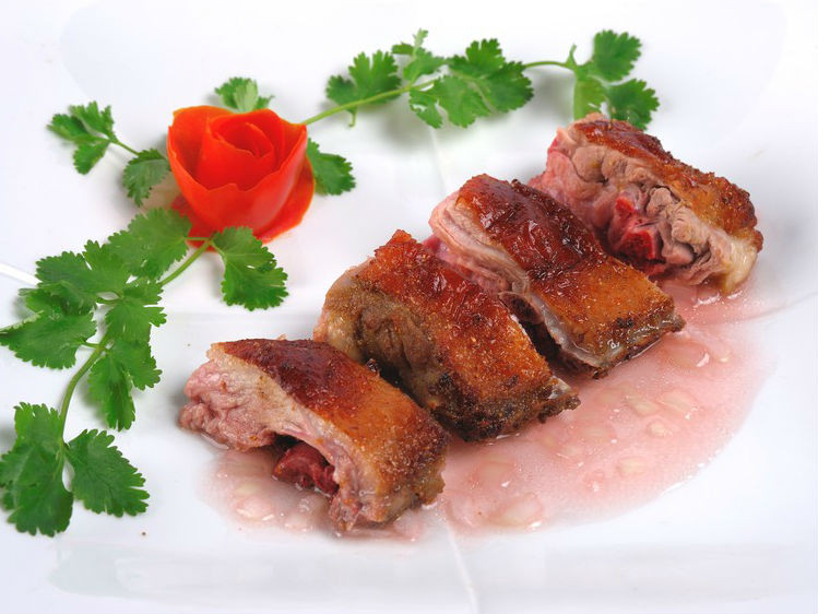 Trong quá trình nướng chú ý xoay đều vịt để có màu đồng đều. Nướng vịt thêm 30 phút là được. Vịt chín, chặt miếng vừa ăn rồi bày vào đĩa. Đun sôi nước trong thịt vịt rồi đổ bột đao đã hòa sẵn nước vào đun cùng để làm sốt sánh chấm thịt vịt. Ảnh: BepGiaDinh.com.