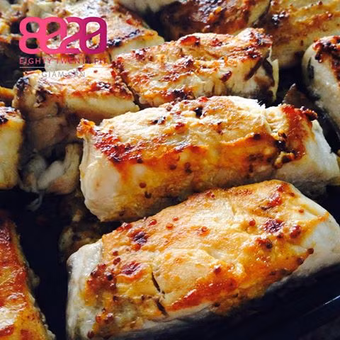 Để cá vào lò nướng cho vàng đều mới lấy ra. Bắc chảo lên bếp cho vào vài muỗng mỡ. Khi mỡ sôi cho củ hành, tỏi đã băm nhỏ vào phi cho thật thơm. Cho bột mì đã khuấy sơ với nước dừa thả vào chảo nêm gia vị. Ảnh: GianHangVN.com.