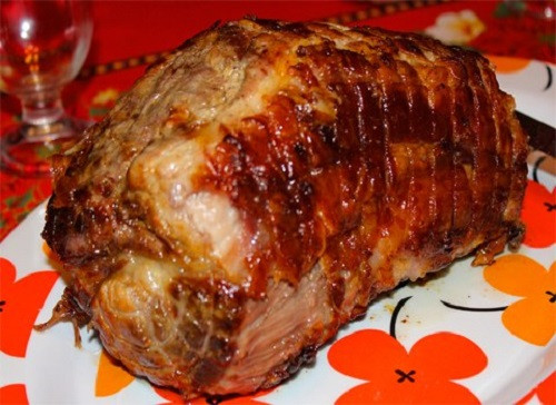 Khi miếng thịt nguội bớt, thái miếng vừa ăn và bày lên đĩa đã trang trí rau xuống dưới. Phần bơ còn lại, bạn đun sôi, khuấy đều với rượu vang rồi đổ đều lên đĩa thịt đã thái và cùng thưởng thức. Ảnh: 7monngonmoingay.net.