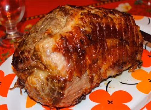 Khi miếng thịt nguội bớt, thái miếng vừa ăn và bày lên đĩa đã trang trí rau xuống dưới. Phần bơ còn lại, bạn đun sôi, khuấy đều với rượu vang rồi đổ đều lên đĩa thịt đã thái và cùng thưởng thức. Ảnh: 7monngonmoingay.net.