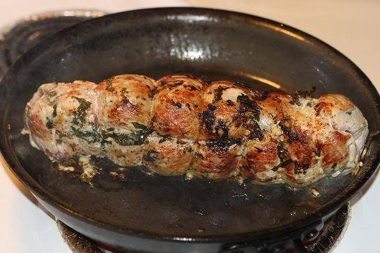 Đun cho bơ chảy ra rồi dội đều lên miếng thịt. Sau khi thịt lợn đã ngấm gia vị, cho thịt lợn đã ướp vào đĩa, rồi cho vào lò để quay, trong khi quay, dội bổ sung thêm bơ lên miếng thịt. Quay đến khi miếng thịt chí vàng là được. Xếp rau xà lách, hoặc cải xoong, cà chua xuống dưới đáy đĩa để trang trí cho đĩa thịt. Ảnh: DacTrung.com.