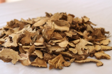 Nguyên liệu: Gà ác, đảng sâm, bạch thược, hoàng kỳ, cam thảo, hành, muối, tiêu xay. Rửa đảng sâm, cam thảo, bạch thược, hoàng kỳ cho sạch để ráo. Cho 4 chén nước vào siêu cùng với các thứ thuốc trên. Sắc còn hai chén, lấy nước để hầm với gà. Rửa hành lá cho sạch, cọng hành trắng giã nhuyễn, lá hành cắt khúc, để sẵn. Đem gà làm sạch lông, bỏ bộ lòng, rửa sạch để ráo. Ảnh: Doisong.vn.