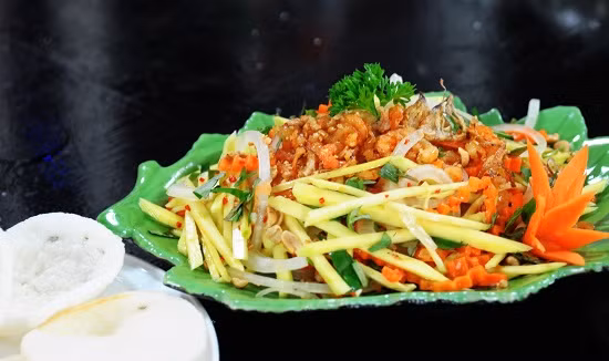 Làm nước mắm tùy thuộc xoài mua về chua hay ngọt. Nếu xoài chua, nước mắm cần pha hơi ngọt chút. Trộn đều xoài, thịt bò khô, nước mắm, ớt. Bày ra đĩa cho ít lá bạc hà, lạc rang giã nhỏ trang trí lên trên rồi thưởng thức. Ảnh: toinayangi.vn.