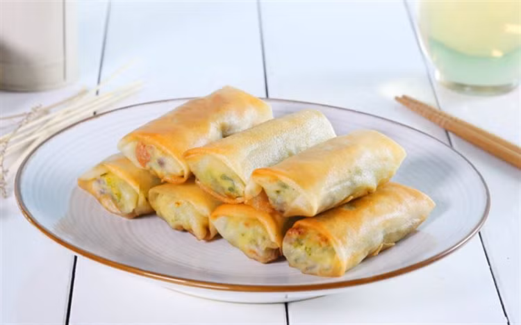 Cuốn giống chả giò bình thường, phết bên ngoài chả giò lớp dầu hoặc mỡ. Chấm nước mắm rất ngon. Cho vào nồi chiên dầu chiên cho vàng giòn, ăn khi còn nóng. Ảnh: Cooky.vn.