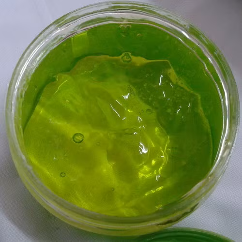Các chị có thể dùng thêm gel từ lá nha đam để thoa lên miệng và tay chân bé rồi đưa ngay vào bệnh viện gần nhà. Ảnh: Pimichi.com.