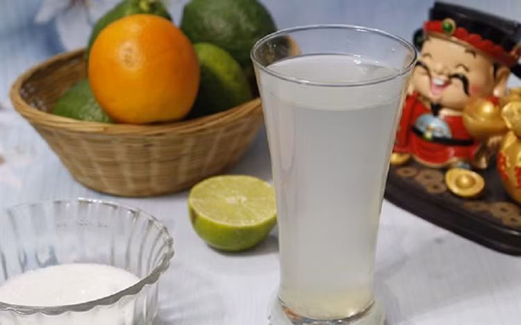 2. Chanh muối: Đối với trẻ nhỏ bài thuốc này hơi khó sử dụng vì thuốc có vị hơi đắng, chúng ta có thể thêm một chút mặt ong pha nước để cho trẻ uống bài thuốc này áp dụng cho trẻ chưa bị biến chứng loét niêm mạc miệng. Ảnh: www.cooky.vn.