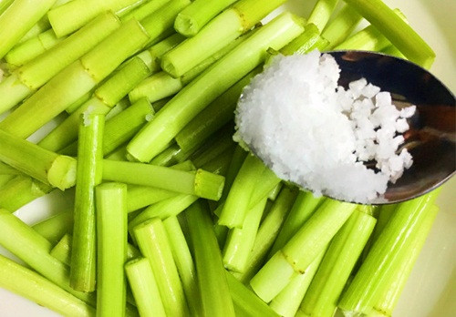 Rau cần sau khi rửa sạch để ráo cắt rau thành từng khúc có độ dài khoảng 5cm. Tiếp theo, cho rau cần vào âu, ngâm cùng 2 thìa muối ănt trong thời gian 30 phút. Đun 1 nồi nước sôi, sau đó cho rau cần vào trần qua rất nhanh. Ảnh: eva.vn.