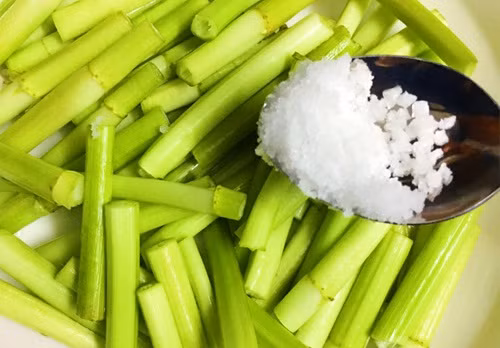 Rau cần sau khi rửa sạch để ráo cắt rau thành từng khúc có độ dài khoảng 5cm. Tiếp theo, cho rau cần vào âu, ngâm cùng 2 thìa muối ănt trong thời gian 30 phút. Đun 1 nồi nước sôi, sau đó cho rau cần vào trần qua rất nhanh. Ảnh: eva.vn.