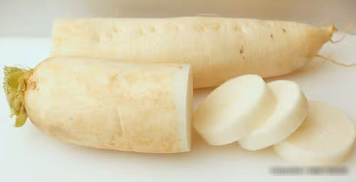 2. Gỏi củ cải. Nguyên liệu: Củ cải trắng, thịt ba chỉ, tôm, đậu phộng, chanh, ớt, tỏi, rau răm, hành phi, cà chua, khế chua, gia vị. Củ cà rốt bào sợi. Khế chua xắt mỏng, vắt ráo nước. Củ cải trắng rửa sạch, bào bỏ vỏ, cắt mỏng theo chiều ngang để thành những lát củ cải tròn, mỏng rất đẹp mắt. Ảnh: phunutoday.vn