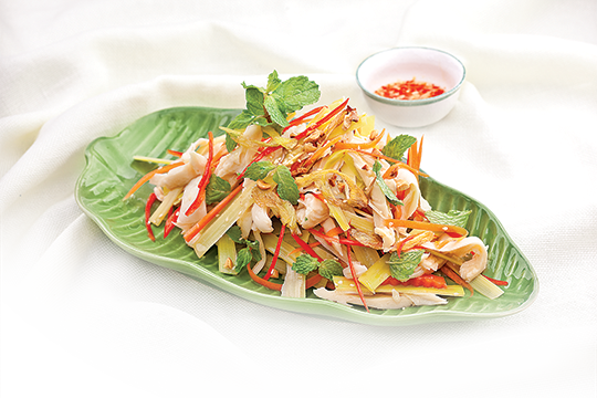 Củ sen gọt vỏ, xắt mỏng 0,3cm ngâm giống ngó sen. Kiệu, rau răm xắt nhuyễn. Trộn chung tôm, thịt đùi, tai heo, hành tây, ngó sen, củ sen, rau răm, kiệu, muối, đường, bột ngọt, nước chanh, nước mắm, tỏi phi. Trộn lại đều, nêm gia vị chua chua ngọt ngọt là được. Ảnh: cachlammonngon.com.