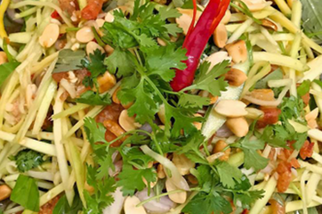 Chần rau xong, vớt rau ra để cho rau ráo nước. Tiếp đó, rưới đều hỗn hợp nước mắm đã pha ở trên vào, vừa rưới mắm vừa trộn đều và nếm thử thấy vừa độ mặn thì dừng lại. Bóp và trộn đều rau. Ảnh: