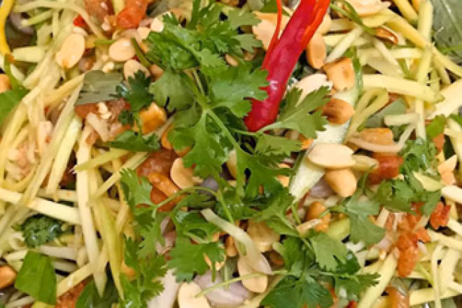 Chần rau xong, vớt rau ra để cho rau ráo nước. Tiếp đó, rưới đều hỗn hợp nước mắm đã pha ở trên vào, vừa rưới mắm vừa trộn đều và nếm thử thấy vừa độ mặn thì dừng lại. Bóp và trộn đều rau. Ảnh: