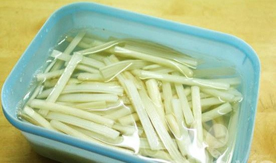 Tôm cho lên chảo rang khô với chút muối, khi chín bóc vỏ chừa đuôi. Thịt đùi và tai heo: luộc chín, xắt vừa ăn. Hành tím: phi vàng. Hành tây bào mỏng ngâm giấm đường. Ngó sen: cắt ngắn, chẻ làm hai, ngâm nước lạnh pha phèn chua 10 phút xong xả sạch, ướp một muỗng súp đường, vẩy ráo. Ảnh: 2monanmoingay.net.