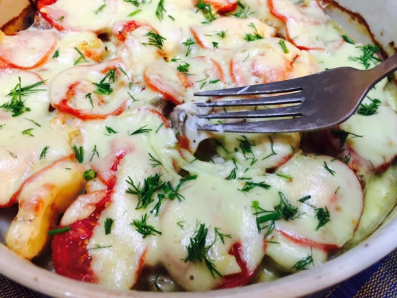 Nhắc tô cá ra ngoài, rắc thêm chút thì là thái nhỏ và nên thưởng thức khi còn nóng để có được hương vị ngon nhất. Ảnh: Tin247.com.