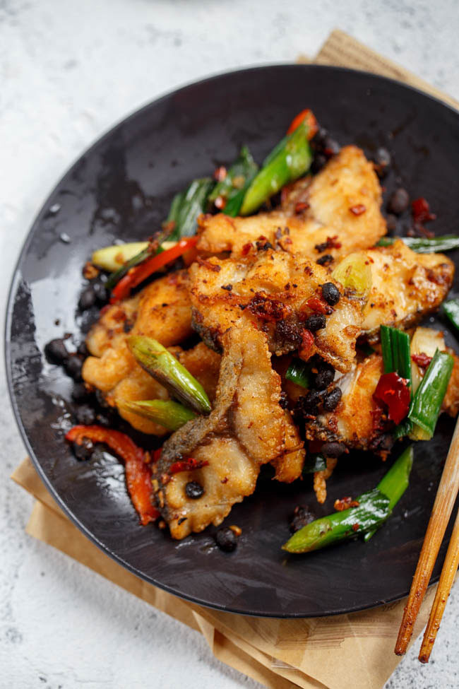 Cho 1 thìa dầu ăn vào chảo, đổ tất cả phần nguyên liệu làm nước sốt vào, đun sôi. Cuối cùng, trút toàn bộ cá vào chảo đang có nước sốt, trộn đều khoảng 3 phút rồi tắt bếp, xếp ra đĩa. Ảnh: kenhphunu.com.