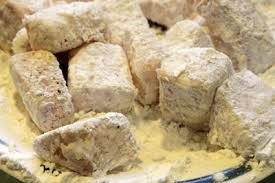 Phi lê cá lọc được các nàng thái thành từng miếng mỏng. Ướp cùng đường, muối, tiêu, bột canh. Cho bột chiên giòn vào trong túi nilon. Cá sau khi ướp xong, các nàng đổ cá vào túi ni lông rồi xóc đều để bột bám dính đều lên các miếng cá. Ảnh: monvietngon.com.