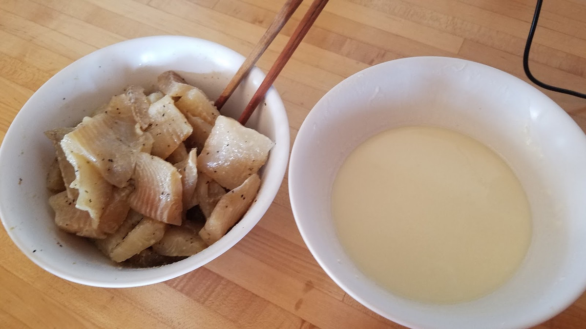 Cắt cá thành những miếng nhỏ khoảng 2 cm, ướp rượu, gừng, nước tương, muối, đường, dùng tay bóp đều để cho thấm trong khoảng 10 phút. Thêm ¼ chén bột bắp vào một chiếc túi nhỏ, cho cá vào trộn đều. Ảnh: bepnhatui.com.