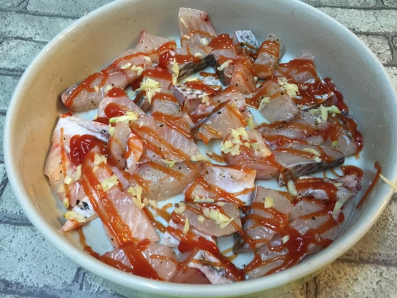 Phô mai thái lát mỏng, xếp phủ kín. Vặn lò nhiệt độ 180, cho cá vào nướng chín cho đến khi thấy phô mai xuất hiện những vệt cháy vàng xém. Ảnh: Tin247.com.