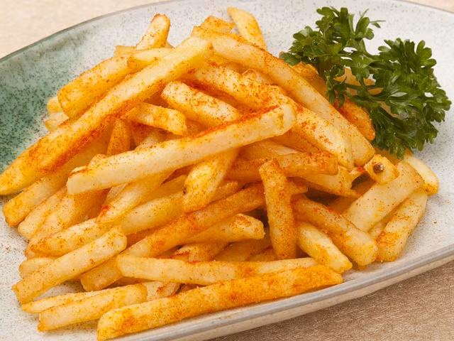 Bật bếp vào cho bơ vào, đến khi bơ chảy hết thì nhanh tay cho khoai đã thấm hết dầu vào đảo đều. Thêm tỏi và xóc đều cho đến khi tỏi dậy mùi thơm là hoàn thành. Cứ 1 lần xóc thì đảo khoai tây 1 lần trên bếp. Nếu dùng bơ chiên khoai ngay từ đầu hoặc cho tỏi vào trước thì tỏi sẽ bị cháy và khoai sẽ mềm. Ảnh: wikicachlam.com.