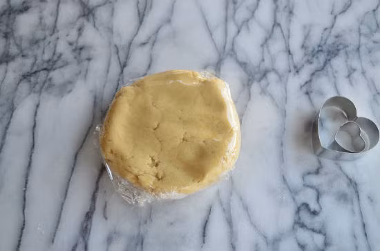 4. Bánh cookies trái tim. Nguyên liệu: Đường bột, bơ, bột mì, bột nở, trứng gà, muối. Đập trứng ra bát đánh tan đều. Rây bột vào bát lớn, trộn đều bột nở với bột mì. Đánh đều bơ với đường rồi cho trứng vào đánh chung. Ảnh: toinayangi.vn.