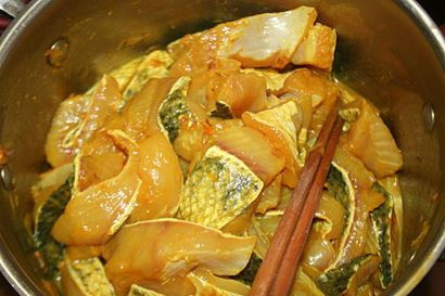 Cá sơ chế rửa sạch tiết, chần qua nước sôi cho mẻ nghệ. Cho vào chảo dầu chiên chín, cá vừa giòn vớt ra để ráo dầu. Đánh sốt riềng mẻ: 300 g riềng xay nhỏ, 5 tép tỏi, 5 tép hành khô, 1 quả ớt sừng trâu, 2 cây sả to thái mỏng, 1 nhánh nghệ đã gọt vỏ. Cho vào máy xay, xay nhuyễn, rồi nêm gia vị. Cho thêm 1 thìa canh mầu điều vào sốt. Ảnh: CleverFood.com.