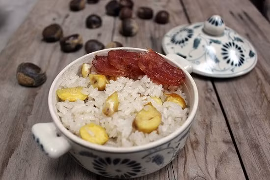 7. Xôi hạt mít: Nắm từng vắt trong tay chấm muối mè thật ngon. Ảnh: toinayangi.vn.