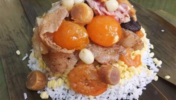 6. Bánh bá trạng: Nếp hương trắng bóc ngâm thơm trộn chung hạt mít giã vụn, rồi nhân thịt ba rọi, nấm đông cô, đậu xanh, xá xíu. Ảnh: Foody.vn.