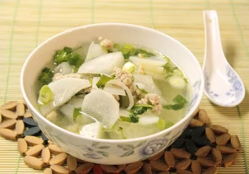 Thịt dê rửa sạch, thái thành 6 phần. Cho đậu Hà Lan, củ cải trắng, thịt dê vào nồi cùng lượng nước vừa đủ, dùng lửa to nấu sôi rồi vặn nhỏ lửa nấu trong một giờ. Sau đó cho táo vào nấu chín, cho muối, dấm, mì chính, bột tiêu, khi bắc nồi ra rắc rau mùi lên là được. Công dụng: Bổ hư ích khí, ôn trung ấm vị, cường thân kiện thể. Ảnh: suckhoedoisong.vn.