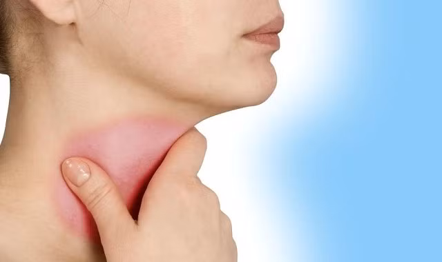 2. Giảm đau họng: Tai – Mũi – Họng có liên quan đến nhau, do vậy khi bạn bị đau họng hãy gãi tai của mình. Bởi vì việc này sẽ kéo theo phản xạ ở họng khiến các dây cơ co lại làm giảm đi sự khó chịu. Ảnh: cayghepimplantjw.com.