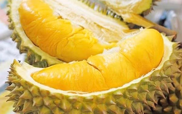 1. Bánh crepe sầu riêng. Nguyên liệu: Bột mì, đường, trứng gà, sữa tươi không đường, nước cốt dừa, kem tươi, sầu riêng. Rây mịn bột mì rồi trộn đều cùng đường cát. Sau đó, cho vào bột 2 quả trứng gà, sữa tươi không đường và nước cốt dừa rồi trộn khuấy đều. Ảnh: VOV.vn.